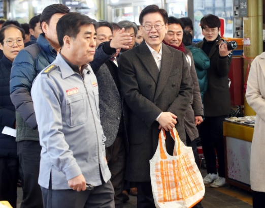 [포토] 장바구니 들고 시장에 나타난 이재명 경기지사