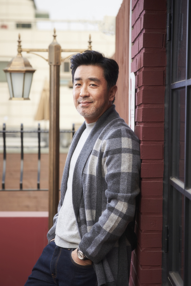 영화 ‘극한직업’에서 마약반 형사를 연기한 류승룡은 “전작 ‘7년의 밤’이 스스로를 우물에 가둔 채 고립해야 하는 작품이었다면 이번 작품은 서로 주거니 받거니 하는 핸드볼 경기 같은 작품이었다”고 설명했다.  CJ엔터테인먼트 제공 