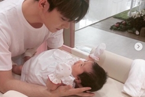 ‘함소원♥’ 진화, 딸 공개..부녀의 “심쿵 아이컨택”