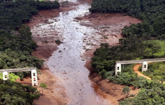 26일(현지시간) 브라질 남동부 벨루오리존치시 인근 브루마지뉴 지역에 있는 광산의 댐 3개가 무너졌다. 이 사고로 최소 34명이 숨졌고, 수백명이 실종돼 재난당국이 광범위한 수색 작업을 벌이고 있다. 2019.1.26. AP 연합뉴스