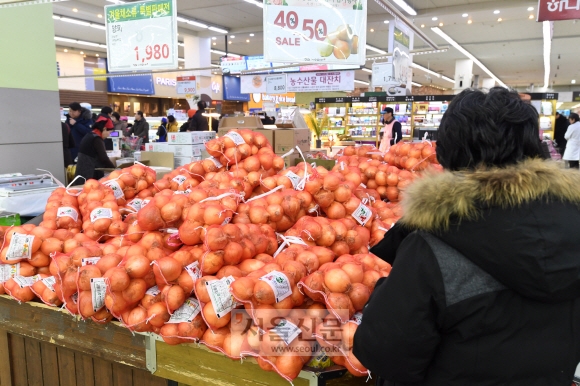 생산령 증가로 전년 대비 양파가격이 26.7%나 하락한 가운데 27일 오전 서울 양재동 하나로마트를 찾은 사람들이 양파를 고르고 있다. 2019.1.27  도준석 기자 pado@seoul.co.kr
