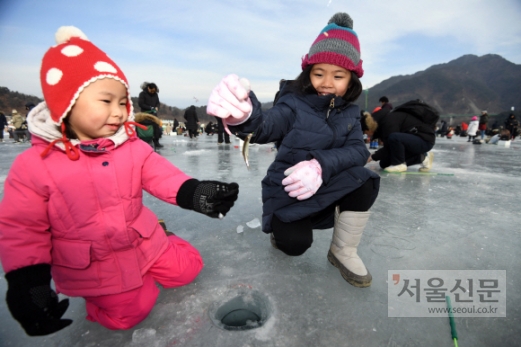 [서울포토] ‘잡았다! 빙어~’