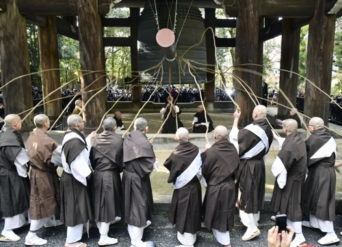 타종하는 일본 승려들. 교도 연합뉴스