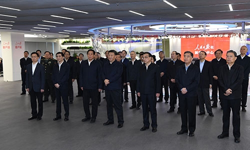 시진핑(오른쪽 네번째) 중국 국가주석 등 공산당 지도부가 25일 공산당 기관지인 인민일보사를 방문했다. 신화사