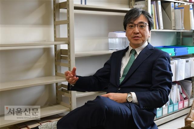 도노무라 마사루 도쿄대 교수(한국학연구센터장)가 지난 24일 도쿄대 고마바 캠퍼스 연구실에서 3·1 운동의 의미를 설명하고 발전적인 양국 관계를 위해 제언하고 있다.
