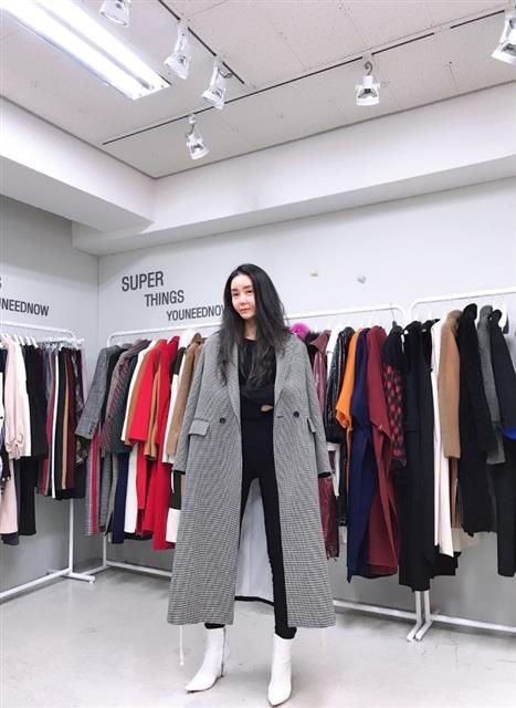 김선미 슈퍼띵스유니드나우 대표가 자신이 디자인한 긴 기장의 코트를 입고 포즈를 취하고 있다. 슈퍼띵스유니드나우 제공