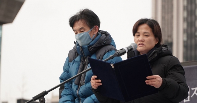 고 김용균씨의 어머니(오른쪽) 김미숙씨와 아버지 김해기씨가 27일 서울 종로구 광화문광장에서 열린 고인의 49재와 여섯 번째 범국민 추모제에 참석해 준비한 발언을 하고 있다. 민주노총 공공운수노조 제공