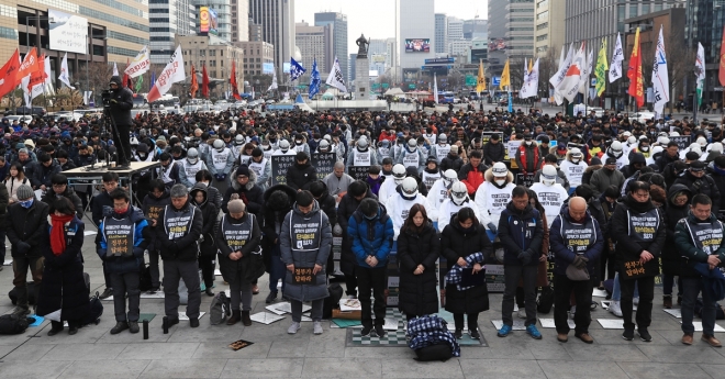 충남 태안화력발전소에서 일하던 고 김용균씨가 사망한 지 49일째인 27일 서울 종로구 광화문광장에서 열린 6차 범국민 추모제에서 참석자들이 묵념하고 있다. 2019.1.27 연합뉴스