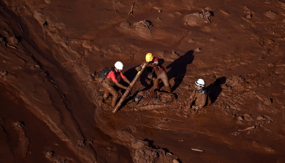 Firefighters search for bodies in the region of Corrego do Feijao in Brumadinho, two days after the collapse of a dam at an iron-ore mine belonging to Brazil‘s giant mining company Vale near the town of Brumadinho, state of Minas Gerias, southeastern Brazil, on January 27, 2019. - Communities were devastated by a dam collapse that killed at least 37 people at a Brazilian mining complex -- with hopes fading for 250 still missing. A barrier at the site burst on Friday, spewing millions of tons of treacherous sludge and engulfing buildings, vehicles and roads. (Photo by Douglas Magno / AFP)/2019-01-28 AFP 연합뉴스