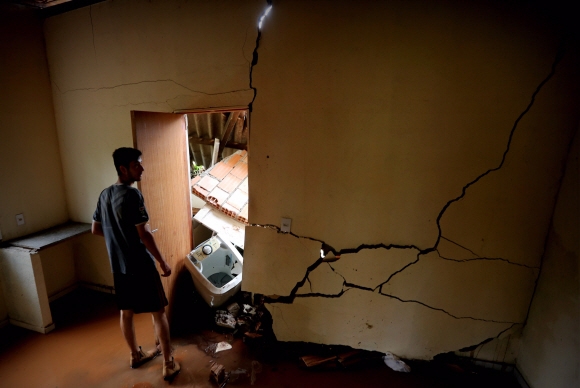 A man observes the damages in his house after the disaster caused by the breakage of a dam containing mineral waste from Vale, in Brumadinho, municipality of Minas Gerais, Brazil, 26 January 2019. At least 34 people have died and 300 are missing after the breakdown of the mining giant Vale‘s dam in Brazil, firefighters said this Saturday. One of Vale’s dams, in an iron mine in the jurisdiction of Brumadinho, municipality of Minas Gerais (southeast), broke down this Friday and a river with mineral residues and mud buried the company‘s facilities and various homes in rural areas.  EPA/Antonio Lacerda/2019-01-28 EPA 연합뉴스