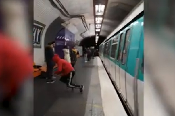 지하철 들어오는 순간 위험한 ‘백플립’ 선보인 남성
