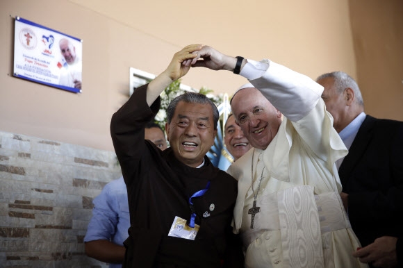 “사랑해요” 교황 알현한 꽃동네 오웅진 신부