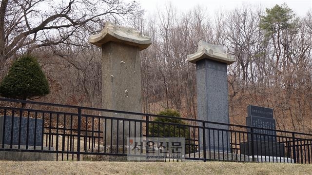 경기 성남시 분당 청계산 자락에 있는 이경석 묘의 신도비. 왼쪽은 1765년에 마련됐으나 훼손되고 땅에도 묻혔던 문제의 비석이고, 오른쪽은 1979년에 새로 조성한 비석이다. 서울신문 DB