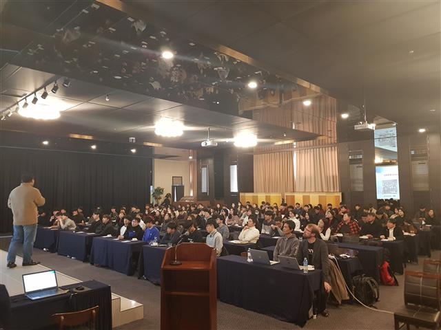 지난해 대구디지털산업진흥원(DIP)에서 ‘가상현실(VR)·증강현실(AR) 전문인력 양성교육이 진행되고 있다.  대구디지털산업진흥원(DIP) 제공