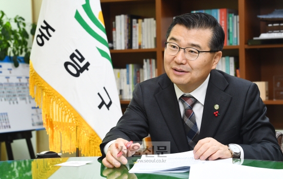 류경기 중랑구청장이 지난 16일 서울신문과 가진 인터뷰에서 올해 중점을 둘 구정 목표와 핵심 공약 등을 밝히고 있다.  안주영 기자 jya@seoul.co.kr