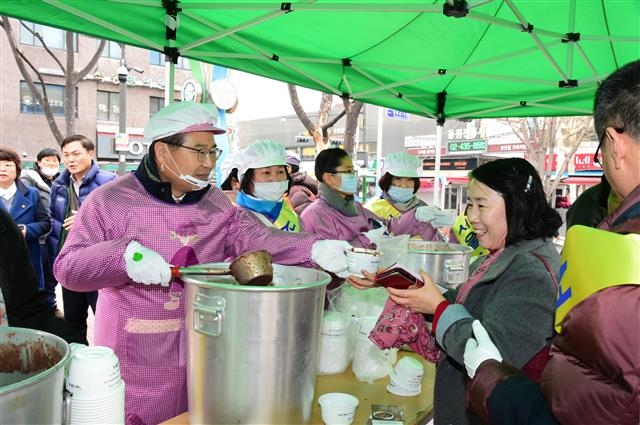 류경기(왼쪽) 중랑구청장이 지난해 12월 동지를 맞아 팥죽 배식봉사를 하고 있다. 중랑구 제공
