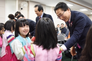 [현장 행정] 혜화로 아이들 천국…담장도 극장도 호호