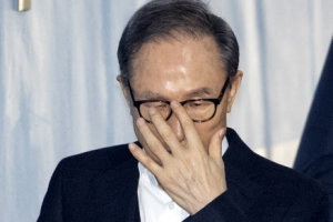 [포토] 안경 만지며 법정 향하는 MB