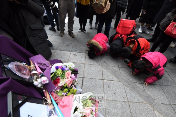 30일 김복동 할머니 별세 후 열린 일본군 성노예제 문제해결을 위한 제1372차 수요집회에 참석한 어린이들과 어머니가 김복동 할머니 영정에 절을 하고 있다.2019. 1. 30.  박윤슬 기자 seul@seoul.co.kr