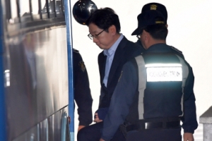 [서울포토] 호송차 타는 김경수 경남지사