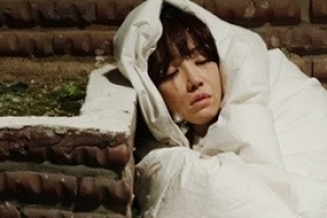 ‘봄이 오나 봄’ 이유리·최병모, 이불 뒤집어 쓴 채 거리서 포착 ‘무슨 일?’