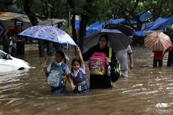 2017년 8월 인도와 네팔, 방글라데시 남아시아 3국에서 엄청난 양의 폭우가 내려 1000여명이 사망하는 일이 벌어지기도 했다. 폭우로 물에 잠긴 인도 뭄바이 시내를 걷고 있는 사람들의 모습. 서울신문 DB