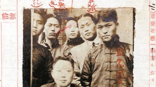 1920년 3월 의열단이 중국 만주에서 상하이로 근거지를 옮긴 뒤 촬영한 것으로 추정되는 사진. 오른쪽이 김원봉으로 당시 22세였다. 조선총독부와 일본경찰은 이 사진을 근거로 의열단원들을 추격했다. 서울신문 DB