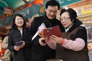 [현장 행정] ‘제로페이’ 홍보대사로 변신한 성북구청장