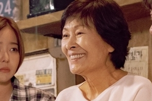 ‘눈이 부시게’ 김혜자, 세대 뛰어넘는 절친 케미 ‘훈훈 스틸’