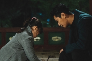 “카리스마 봉인해제” ‘아이템’ 주지훈, 조카 신린아와 애틋한 풍등 날리기