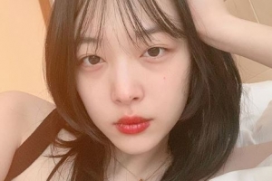 설리, 수수한 모습에도 돋보이는 미모 ‘포인트는 레드립’