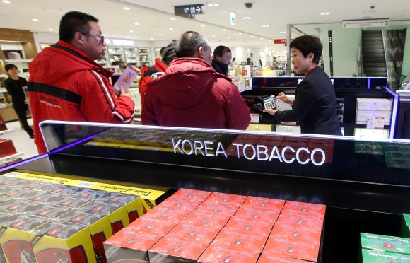 서울 종로구 인사동 SM면세점에서 외국인 관광객들이 담배를 구매하고 있다.  연합뉴스