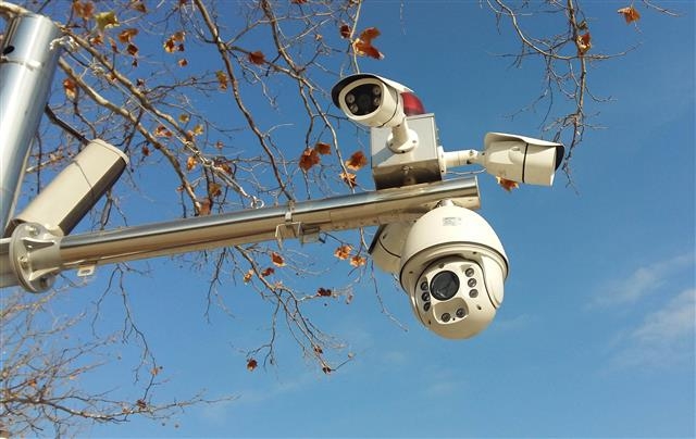 평촌 중앙공원에 설치된 지능형 CCTV.  안양시 제공