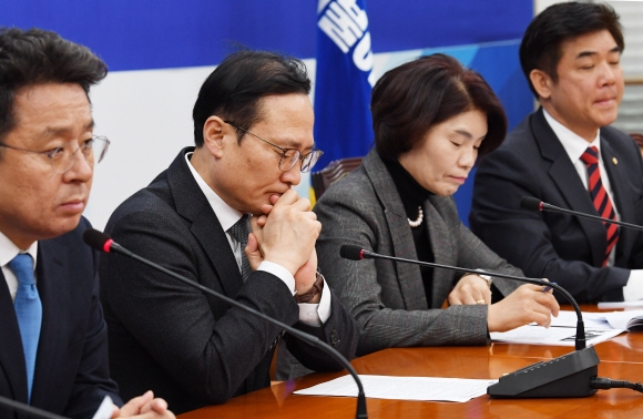 홍영표(왼쪽 두 번째) 더불어민주당 원내대표가 31일 국회에서 열린 정책조정회의에서 굳은 표정으로 앉아 있다. 김명국 선임기자 daunso@seoul.co.kr