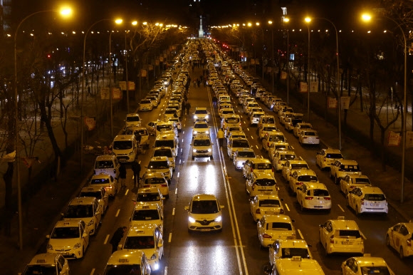 공유차량에 반대하며 시위벌이는 스페인 택시기사들