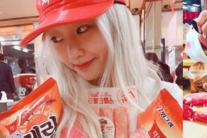 효린 ‘꽃게춤’ 화제 그 후.. 꽃게 모양 과자 들고 인증샷 “그래 난 괜찮아”