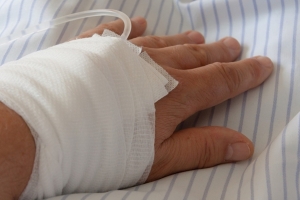 국회 잔디밭서 차량화재…50대 남성 분신 ‘3도 화상’