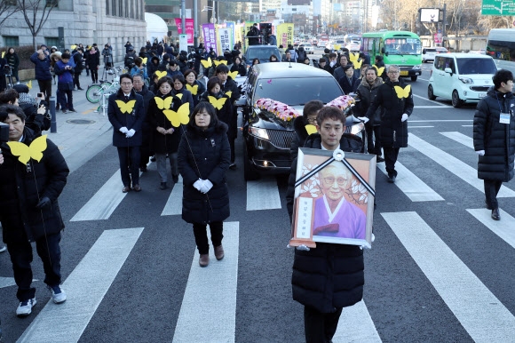 일본대사관으로 향하는 김복동 할머니 추모행렬