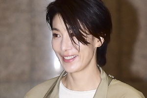 “한치의 오차 없는 코트핏” 김서형, ‘스앵님’의 우아한 공항패션