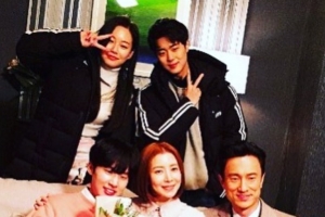 ‘SKY 캐슬’ 윤세아, 조병규와 함께 한 가족사진 “말보다 의미가 새겨져”