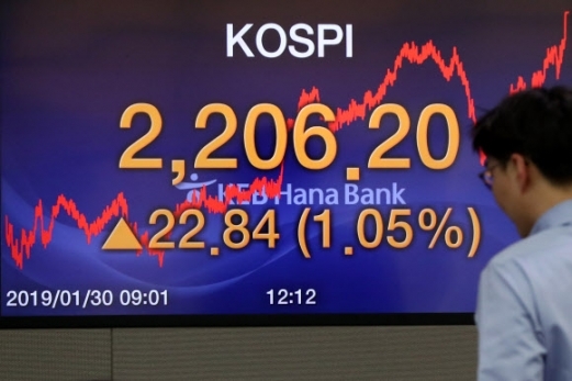 지난달 30일 오후 서울 중구 KEB하나은행 딜링룸에서 직원들이 업무를 보고 있다. 이날 코스피는 전날 대비 22.84 포인트(1.05%) 오른 2206.20에 거래를 마쳤다. 연합뉴스 