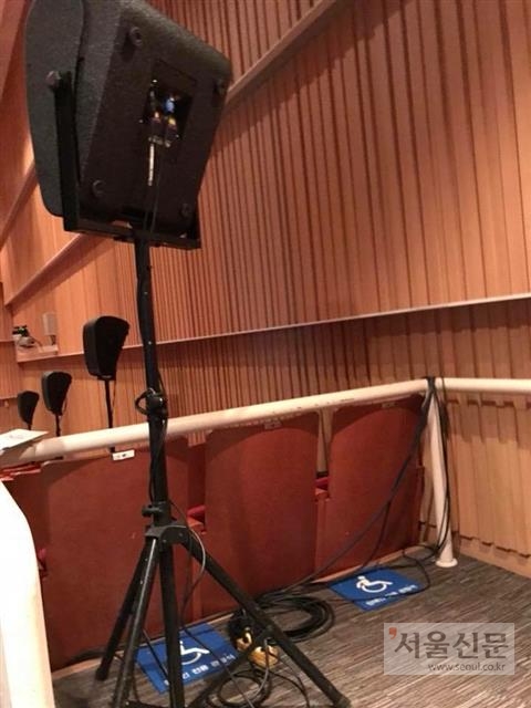 대구의 한 작은 공연장 내부 모습. 휠체어석이 네 자리 밖에 없는데 이 가운데 두 곳에 장비가 설치돼 있다.  김지혜씨 제공 