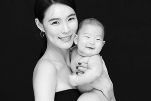 가희, 남편·두 아들 함께 한 가족사진 공개 ‘닮은꼴 미소’