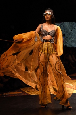 모델이 2일(현지시간) 인도 뭄바이에서 열린 ‘LFW Summer Resort 2019’ 중 디자이너 Shivan & Narresh의 작품을 선보이고 있다. AFP 연합뉴스