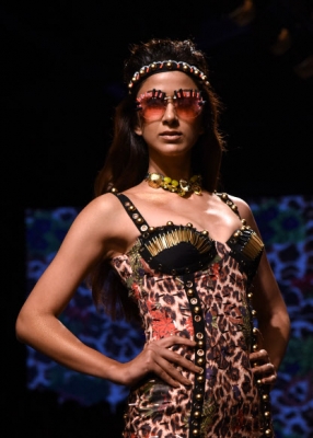 모델이 2일(현지시간) 인도 뭄바이에서 열린 ‘LFW Summer Resort 2019’ 중 디자이너 Shivan & Narresh의 작품을 선보이고 있다. AFP 연합뉴스