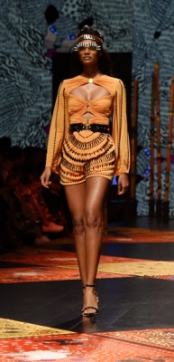 모델이 2일(현지시간) 인도 뭄바이에서 열린 ‘LFW Summer Resort 2019’ 중 디자이너 Shivan & Narresh의 작품을 선보이고 있다. AFP 연합뉴스