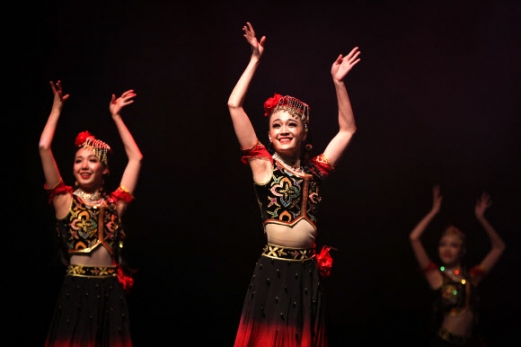 상하이 극장 아카데미 공연단이 2일(현지시간) 벨기에 앤트워프의 퀸 엘리자베스 홀에서 열리는 ‘춘절 맞이 축제’ 중 춤을 추고 있다. 신화 연합뉴스