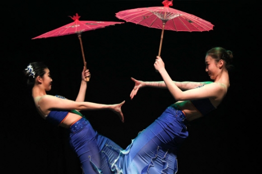 상하이 극장 아카데미 공연단이 2일(현지시간) 벨기에 앤트워프의 퀸 엘리자베스 홀에서 열리는 ‘춘절 맞이 축제’ 중 춤을 추고 있다. 신화 연합뉴스