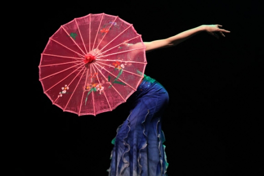 상하이 극장 아카데미 공연단이 2일(현지시간) 벨기에 앤트워프의 퀸 엘리자베스 홀에서 열리는 ‘춘절 맞이 축제’ 중 춤을 추고 있다. 신화 연합뉴스