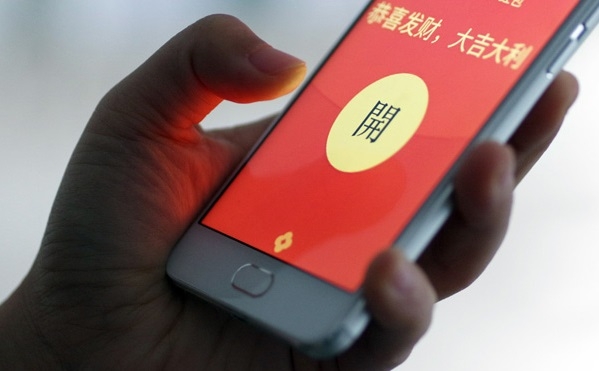 중국에서는 덕담과 함께 휴대전화로 세뱃돈을 주고 받는 문화가 자리잡았다.